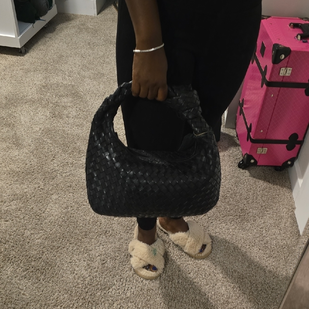 Elegant Black Woven Handbag - Picture 3 of 3